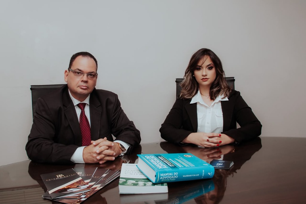 Sócios Reynaldo Brito e Ludmilla Brito em reunião de trabalho no escritório BRITO & BRITO Advogados